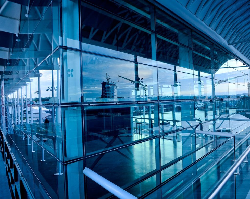 airport-2178606_1920-980x780